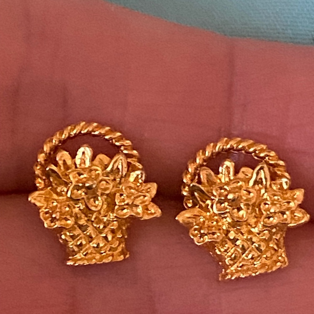 Vintage Avon Gold tone Flower Basket Stud Earrings